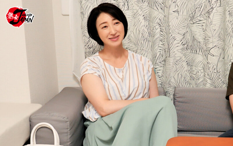 「【素人人妻】イケメンにナンパされた熟女が連れ込み部屋で中出しされる盗撮映像」のサンプル画像1枚目