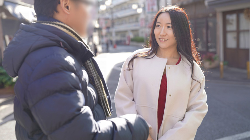 「【素人熟女ナンパ】地元商店街で見つけた逸材美熟女12人との濃厚セックス4時間SP」のサンプル画像1枚目