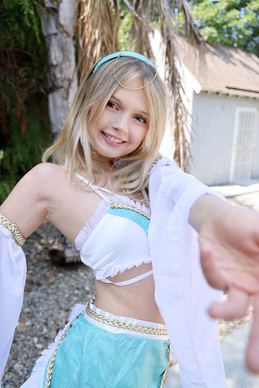 「白人女優が体操着・浴衣コスプレで3P撮影会！軟体プレイと身長差カップルの濃厚シーン」のサンプル画像4枚目