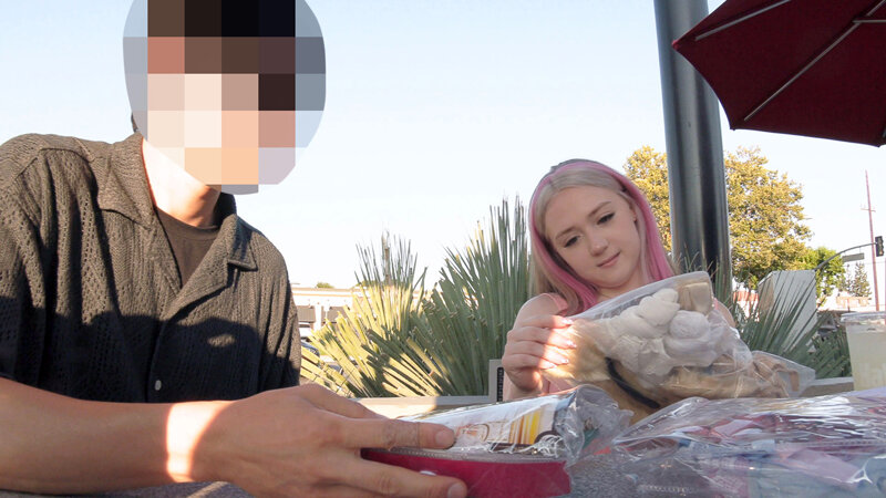 「【素人ナンパ】巨乳カフェ店員がコスプレ撮影で感じまくり!白人系美女の白肌むっちりボディに興奮」のサンプル画像3枚目