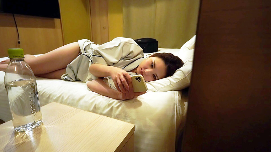 「【素人OL】ビジネスホテルで無防備オナニーを覗き見！巨乳美女の秘密の自慰行為【盗撮風】」のサンプル画像5枚目