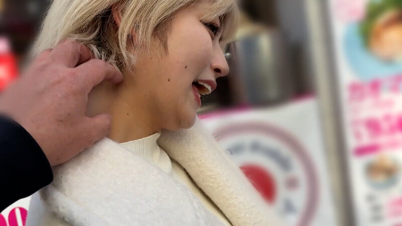 「【素人ナンパ】美容部員のお姉さんにくすぐり体験!街角で声をかけた美人はるのちゃんの反応が可愛すぎる」のサンプル画像3枚目