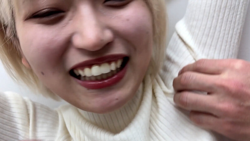 「【素人ナンパ】美容部員のお姉さんにくすぐり体験!街角で声をかけた美人はるのちゃんの反応が可愛すぎる」のサンプル画像4枚目