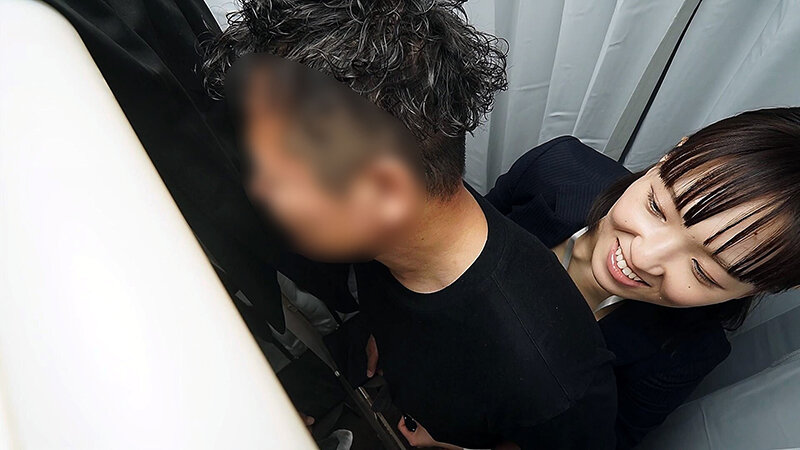 「ミニスカお姉さん店員がこっそりフェラご奉仕！美脚がたまらない千智さんの秘密サービス」のサンプル画像4枚目