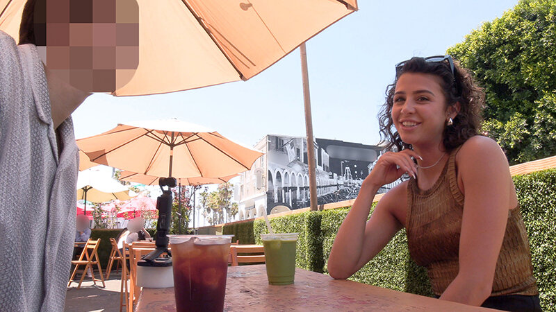 「【素人ナンパ】ベニスビーチで出会った巨乳ラテン美女と情熱セックス|白人美脚ギャルとの濃厚プレイ」のサンプル画像5枚目