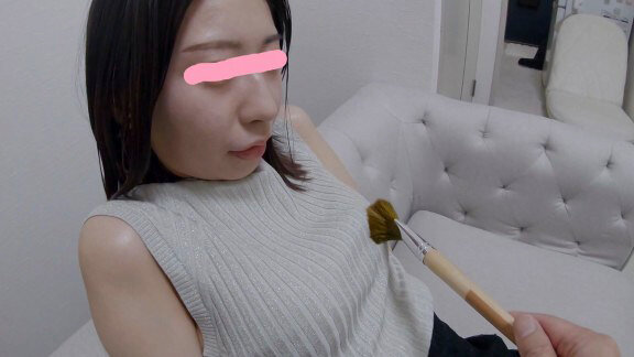 「【素人】渋谷在住まいちゃんに電マ＆くすぐり責め！恥ずかしい姿でアクメ我慢チャレンジ」のサンプル画像4枚目