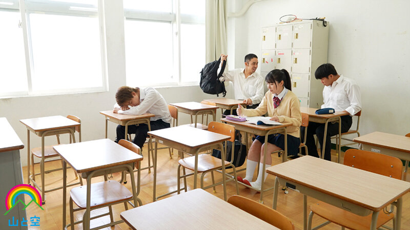 「皆月ひかる 敏感乳首責めで我慢できず放尿お漏らし！小柄な女子校生が恥ずかしい失禁プレイ」のサンプル画像1枚目