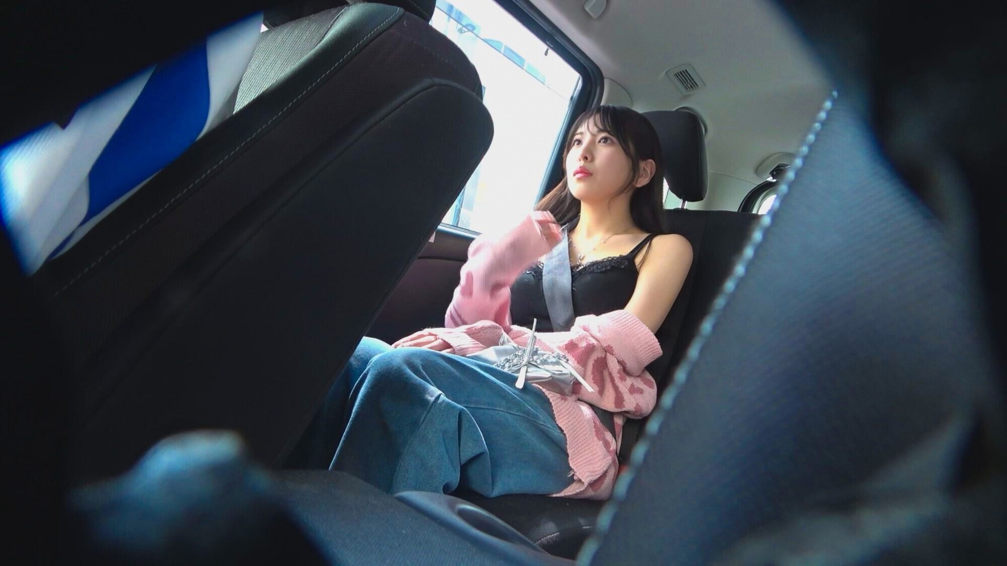 「彼氏と別れたばかりの黒髪スレンダー21歳みなみちゃん サービス出勤中に声かけ→コスプレ撮影中にまさかの中出しww 無許可中フィニッシュでも受け入れたハメ撮り大公開ww」のサムネイル