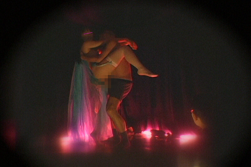 「キャバ嬢の秘密を盗撮!風俗嬢の個室密会をのぞき見する舞台裏映像【素人流出】」のサンプル画像3枚目