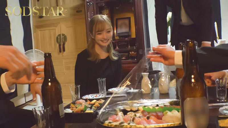 「渚恋生の金髪喪服ギャル姿が魅力的！熟女女優の大人の色気溢れる話題作をレビュー」のサンプル画像1枚目