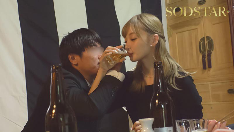 「渚恋生の金髪喪服ギャル姿が魅力的！熟女女優の大人の色気溢れる話題作をレビュー」のサンプル画像2枚目