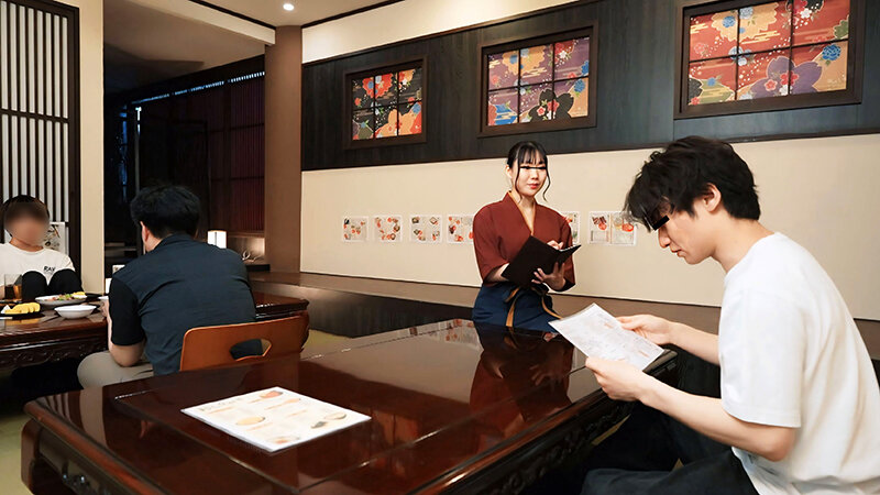 「【巨乳人妻】居酒屋パート店員がイラマチオと中出しで責められる濃厚プレイ【配信限定】」のサンプル画像1枚目