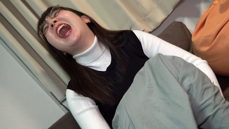 「ぽっちゃり素人娘が電マ責めで悶絶！デカチン挿入でイキまくるマッサージ体験動画」のサンプル画像2枚目