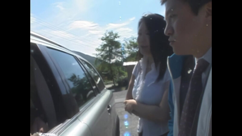 「手塚真由美が魅せる人妻不倫旅行｜巨乳熟女の温泉癒し旅で禁断の関係に溺れる」のサンプル画像1枚目