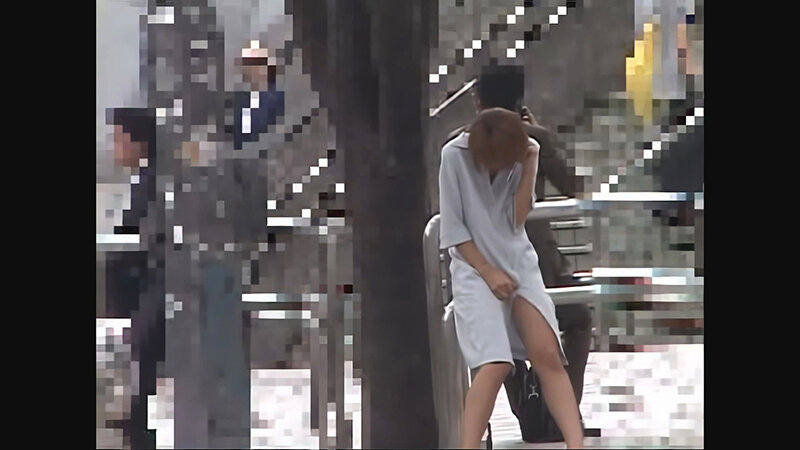 「桜田さくら（松井さくら）が魅せる大胆野外露出プレイ｜都会で羞恥体験するAV女優の挑戦」のサンプル画像10枚目