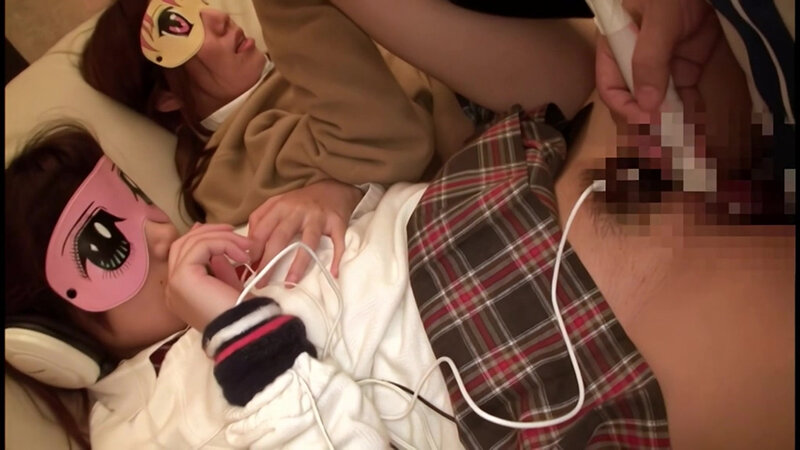 「【素人】関西女子2人組が競泳水着&ブルマ姿で3P・4P体験!学生服コスプレも」のサンプル画像2枚目