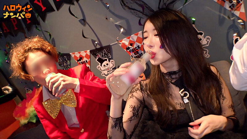 「【夏海】スレンダー美尻コスプレギャルが乱交で中出し＆顔射されるハロウィンナンパ」のサンプル画像3枚目
