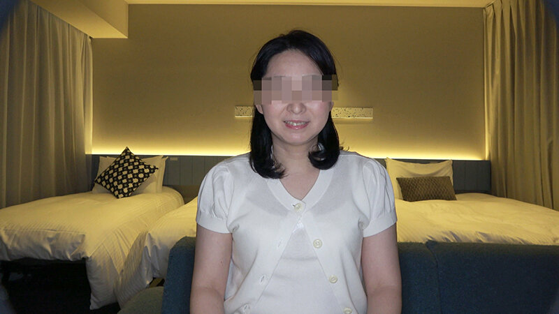 「【素人人妻】清楚系美人奥様が3P・SMプレイでごっくん体験！ムッツリ妻の秘密の応募動画」のサンプル画像2枚目