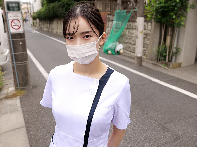 「【素人】マスク美女の歯科衛生士が童貞君にベロキス&中出し筆おろし!ナース系美女の濃厚プレイ」のサンプル画像16枚目