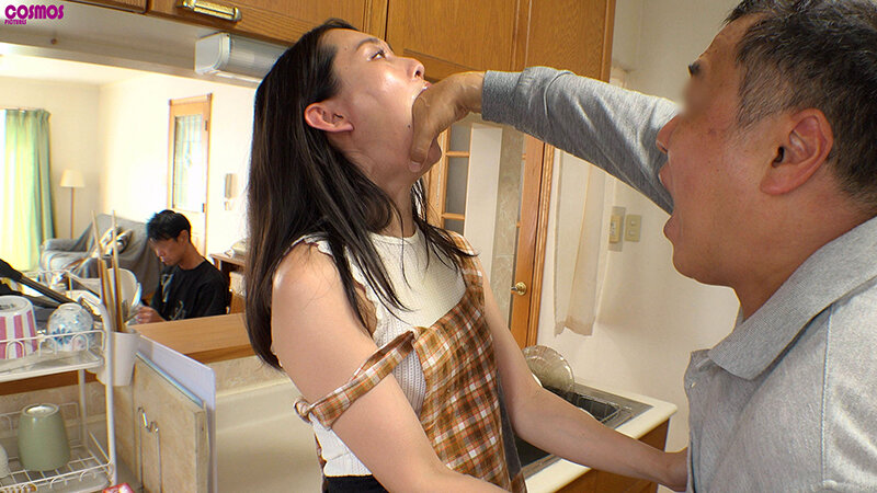 「【人妻】欲求不満な主婦が3P・4Pで中出し潮吹き絶頂！イラマチオで悶える熟女の本気セックス」のサンプル画像3枚目