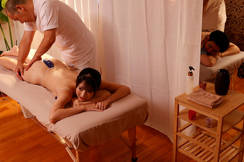 マッサージ師のなすがまま、カーテン越しに上から下まで弄られまくりの人妻たち！！声を殺して、鼻息も荒くオイルで火照ったカラダをふるわせ旦那にバレずにイキ放題っ！！久々の中出しに子宮は切なく痺れ、たっぷり染み込む他人種がメスの性を目覚めさせるっ！！ 8