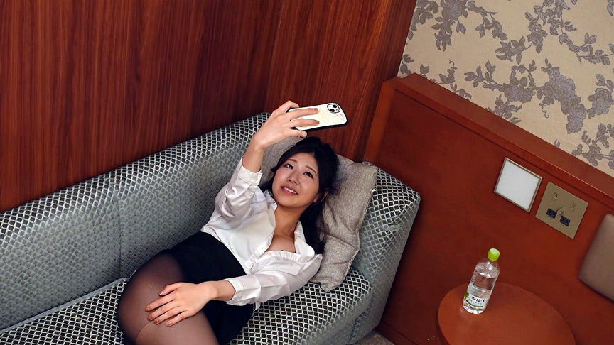 「【素人OL】ビジネスホテルで一人エッチする美女の流出オナニー動画＃4【盗撮風】」のサンプル画像7枚目