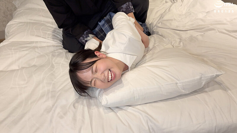 「【谷田かりな】制服女子へのくすぐり責めで悶絶！大暴れする姿がたまらないフェチ動画」のサンプル画像2枚目