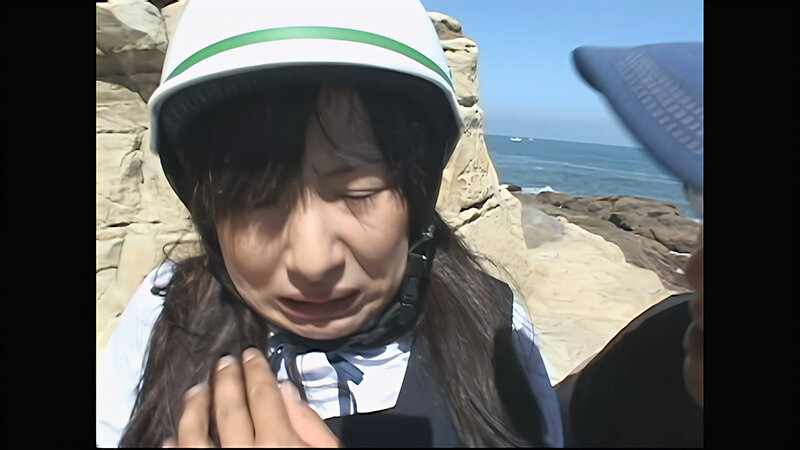 「小柄な制服美少女が野外露出プレイで恥じらい中出しされる田舎の青春記録」のサンプル画像9枚目