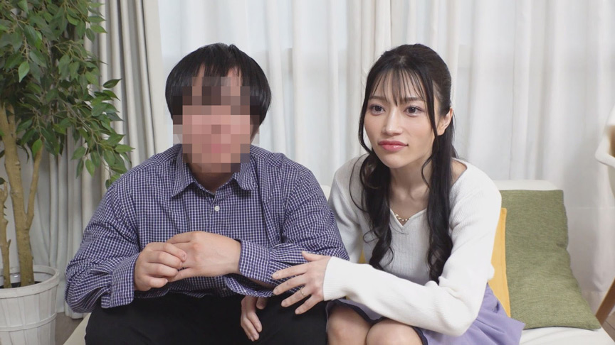 「素人参加型バラエティ 観察モニタリング 愛する夫の目の前で自慢の爆乳を揉みほぐされ秒で感じまくって他人男に寝取られた妻 ひなみ」のサンプル画像1枚目