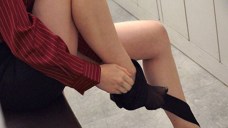 「美咲かんな・上坂めい・葉月まゆがM男を淫語責め!パンスト美脚秘書のハーレム痴女プレイ」のサンプル画像6枚目