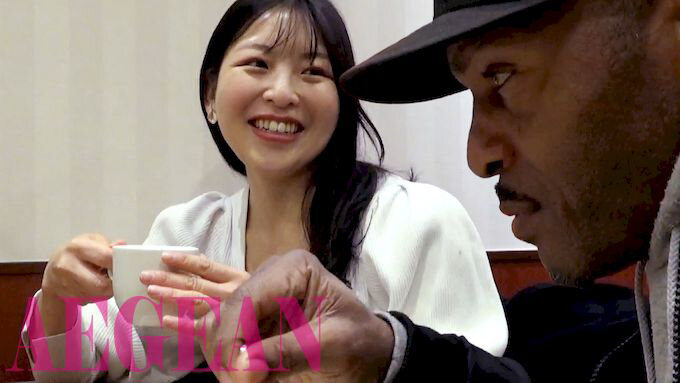 「【人妻ナンパ】黒人巨根に魅了された巨乳熟女が初めての3P中出し体験で絶頂」のサンプル画像1枚目