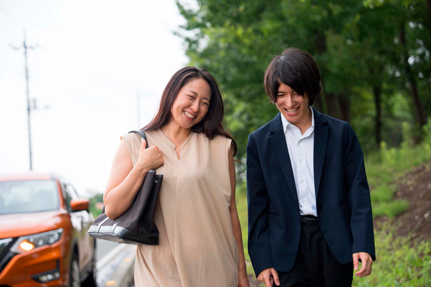 「【佐久間楓】欲求不満な熟女人妻が教え子と禁断関係に溺れる背徳セックス」のサンプル画像1枚目