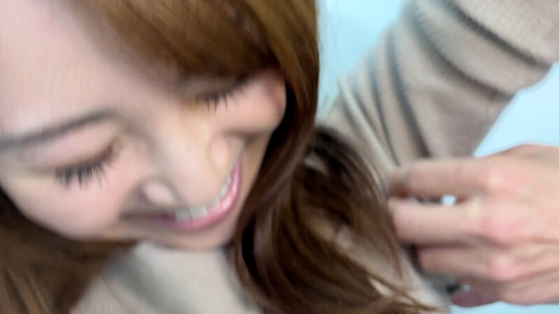 「【素人ナンパ】美人お姉さんれなちゃんをくすぐり!商社営業OLが街角で悶絶する姿が可愛すぎる」のサンプル画像2枚目