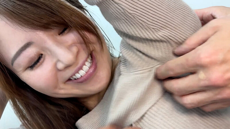 「【素人ナンパ】美人お姉さんれなちゃんをくすぐり!商社営業OLが街角で悶絶する姿が可愛すぎる」のサンプル画像4枚目