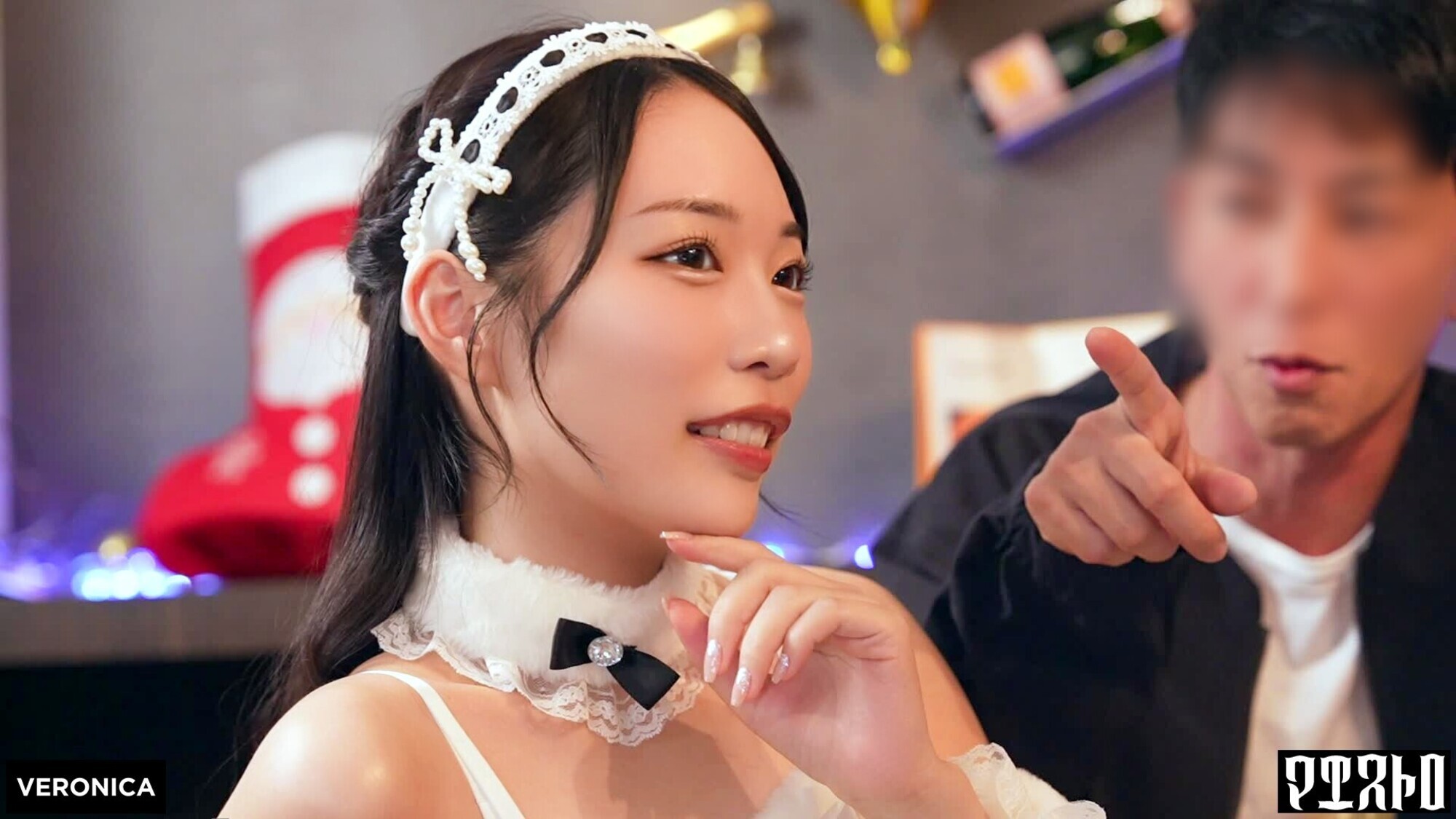 「紅白の可愛いサンタコスを纏った美女たちと乱交SEX！抜群のプロポーションに度肝を抜かされた男たちはフル勃起！まさに性なる夜といわんばかりのクリスマスナイトに発展！【ことね／まいな／えみ／ななみ】 Verことね＆まいな」のサムネイル