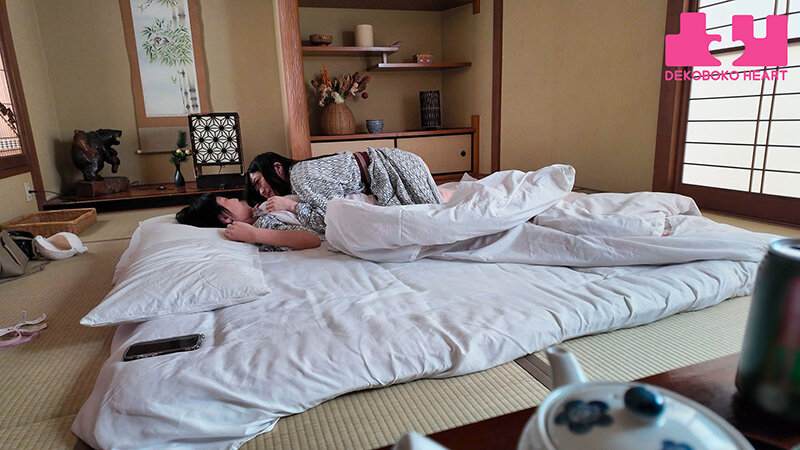 「南梨央奈×乃木蛍のレズビアン初体験!温泉旅行で芽生えた濃厚レズキス&接吻プレイ」のサンプル画像17枚目