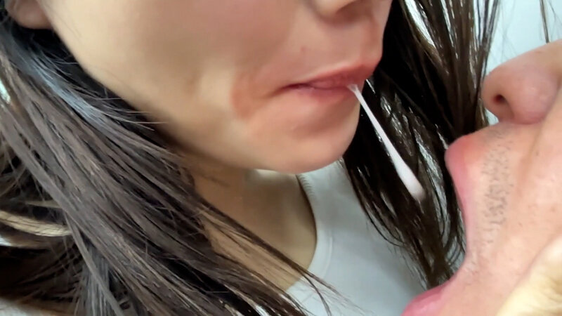 「【素人ナンパ】アパレルお姉さんひなみちゃんに街中キス交渉！接吻プレイで悶絶する美女の反応が最高」のサンプル画像16枚目