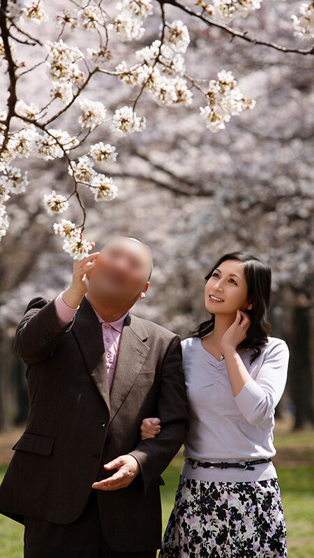 「熟年人妻の濃厚フェラと中出しセックスで絶頂アクメ！巨乳熟女夫婦の愛情たっぷり5組」のサンプル画像3枚目