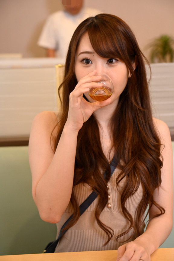 「【五十嵐清華】性感オイルマッサージで乱れる美熟女妻の悶絶エステ体験」のサンプル画像1枚目