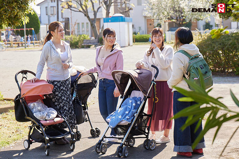 「【素人人妻】巨乳ベビーカーママがマジックミラー号で中出し！産後敏感おっぱいに悶絶する主婦の本気イキ」のサンプル画像4枚目