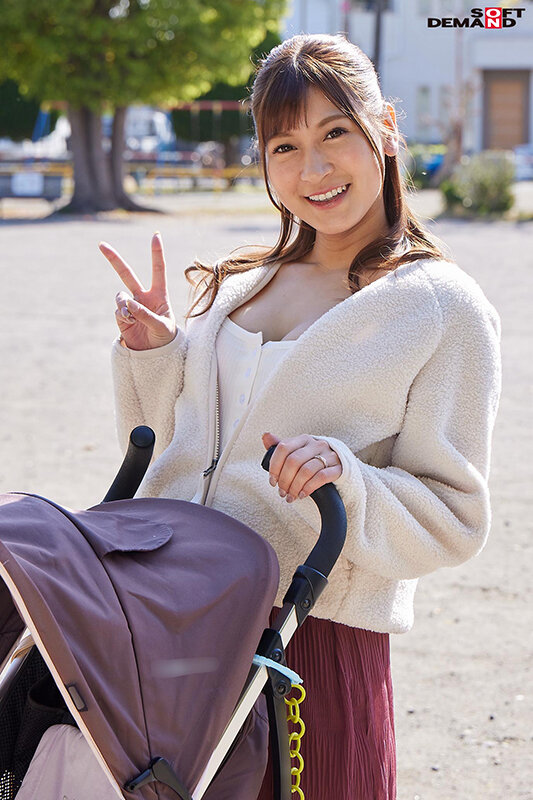 「【素人人妻】巨乳ベビーカーママがマジックミラー号で中出し！産後敏感おっぱいに悶絶する主婦の本気イキ」のサンプル画像8枚目