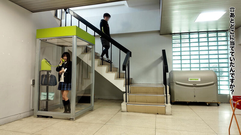 「【素人美女】公衆電話ボックスで電マ責め＆潮吹きアクメ！360度丸見えイタズラ企画で悶絶オーガズム」のサムネイル