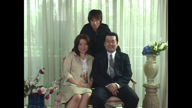 「水原亜紀が魅せる熟女の艶美｜禁断の近親相姦と放尿プレイで興奮必至のAIリマスター作品」のサンプル画像1枚目