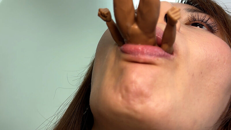 「素人お姉さんれなちゃんをナンパ!M男人形を唾液たっぷり舐めまわす濃厚プレイ」のサンプル画像11枚目