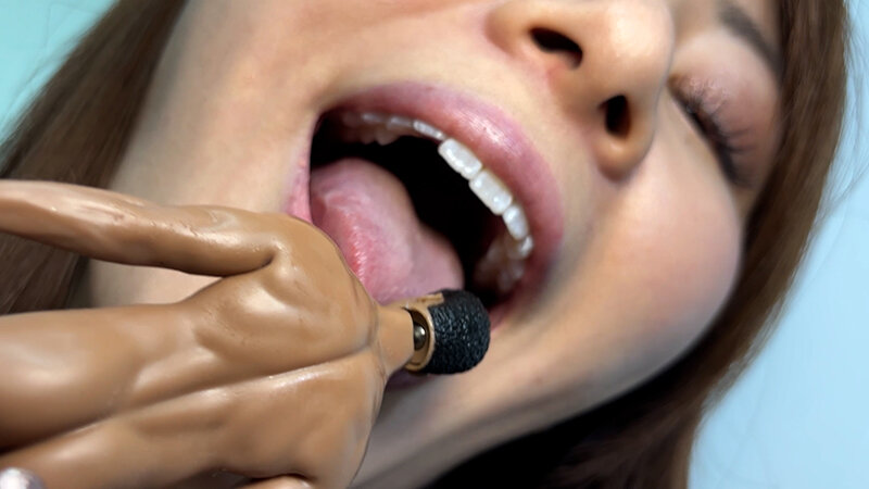 「素人お姉さんれなちゃんをナンパ!M男人形を唾液たっぷり舐めまわす濃厚プレイ」のサンプル画像4枚目