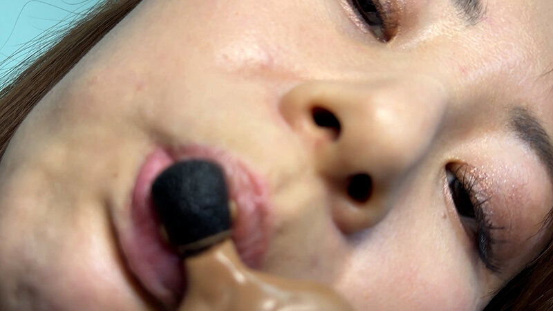 「素人お姉さんれなちゃんをナンパ!M男人形を唾液たっぷり舐めまわす濃厚プレイ」のサンプル画像5枚目