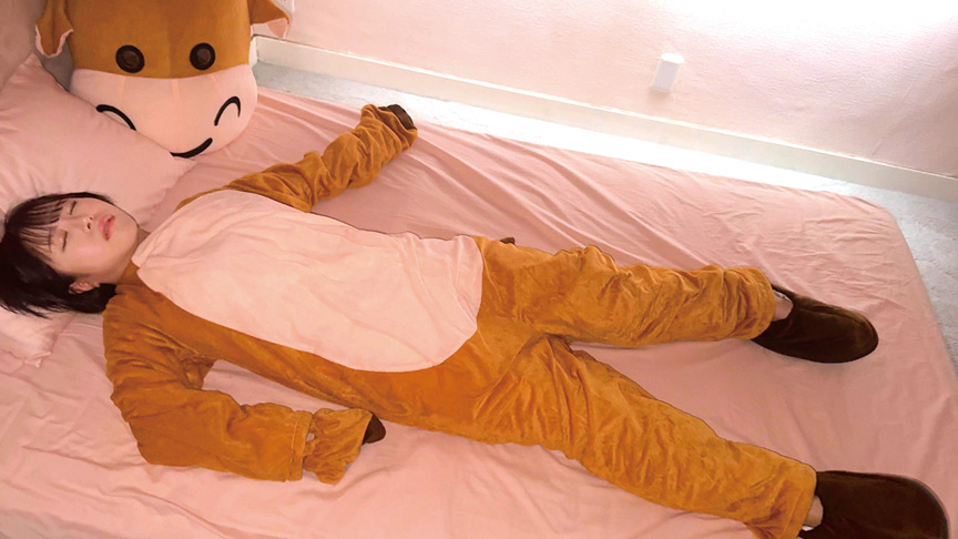 「【素人キャスト】着ぐるみの中の人と秘密の撮影会！遊園地で働く可愛い女性4名の赤裸々インタビュー」のサンプル画像8枚目