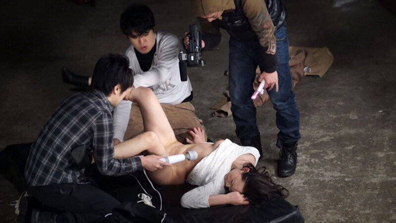 「【熟女】廃屋で汚された夜｜美熟女が辱めに耐えながらアクメ・オーガズムに達する背徳映像」のサンプル画像1枚目