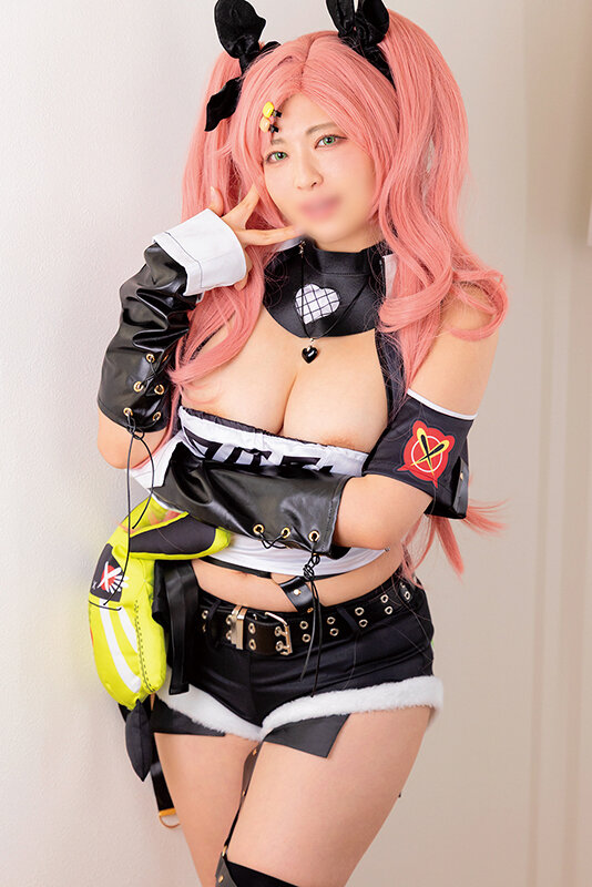 「【美少女コスプレイヤー】Gカップ巨乳レイヤーと10人乱交!フェラ&中出しで絶頂連発」のサンプル画像19枚目