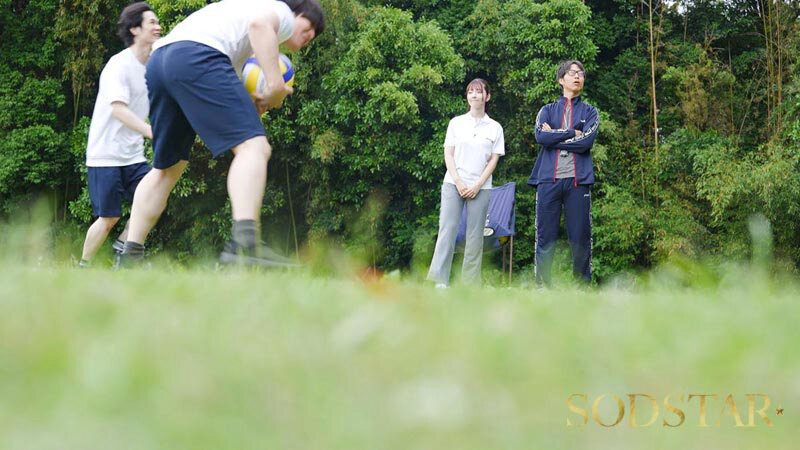 「彩月七緒が巨乳を揺らして3P・4P中出し体験!美人顧問が部員たちに徹底奉仕する衝撃展開」のサンプル画像2枚目